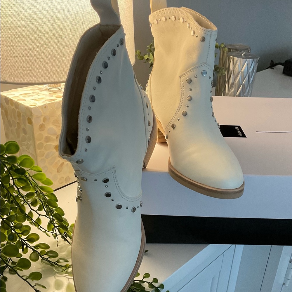 NWT’s DOLCE VITA SIZE 6 off white with silver studs are beauties! - Picture 2 of 9